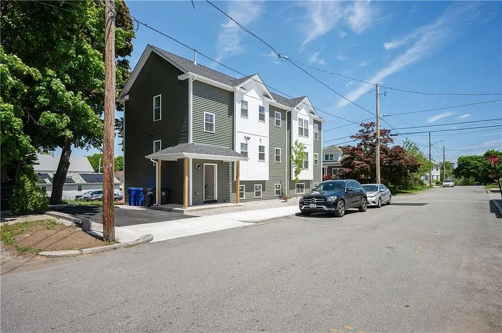 3 bed, 2.0 bath, 1212 sqft, $3,000 — Photo 1