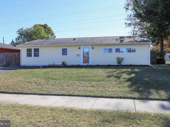 30 Emerald Ln, Levittown, PA 19054