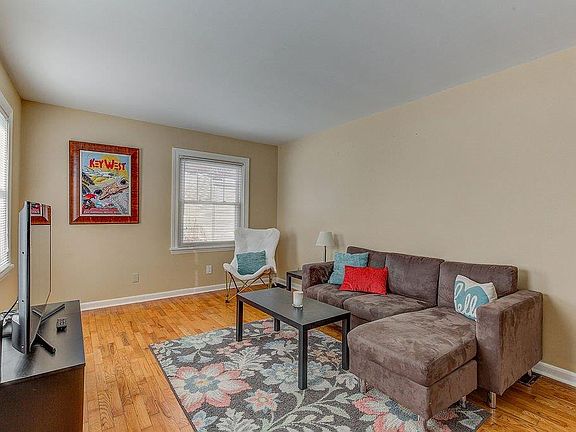 3rd image of 10 W Chestnut St