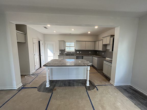 large island with quartz counter top