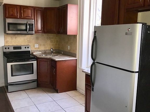 3rd image of 1814 W Diamond St APT C