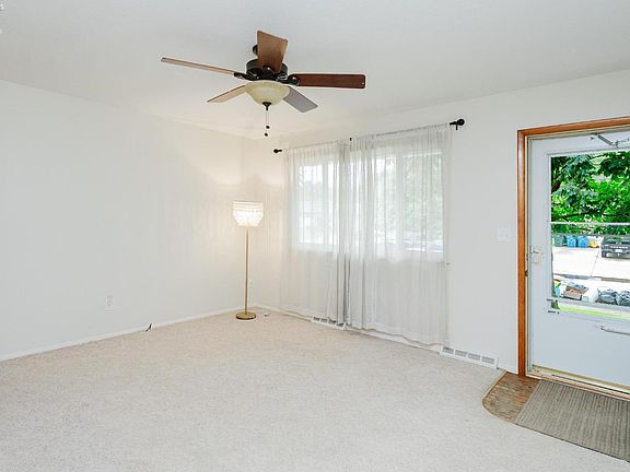 4th image of 4678 Hollyview Dr