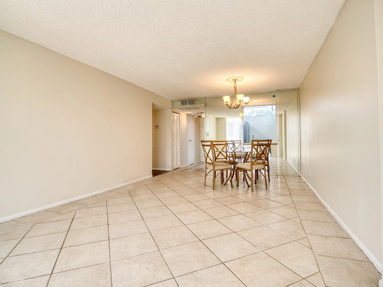 1 bed, 1.5 bath, 915 sqft, $1,900 — Photo 4