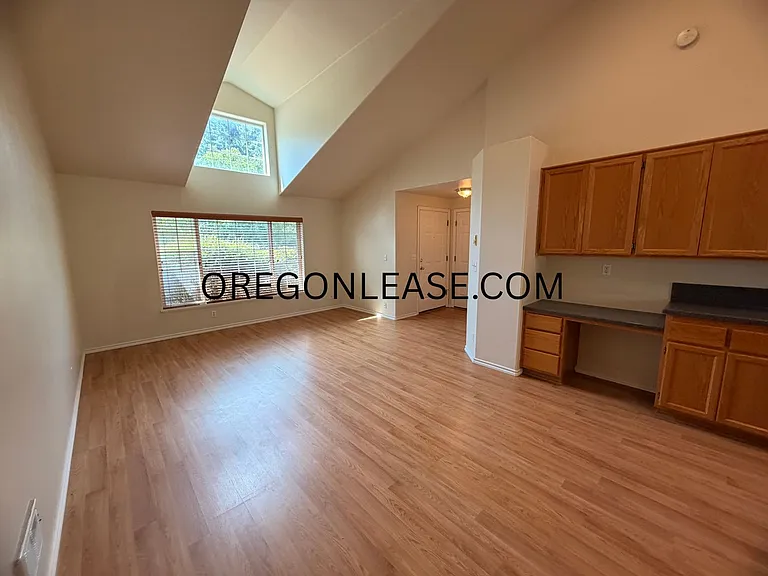 2 Bedroom Duplex in North Eugene — Photo 6