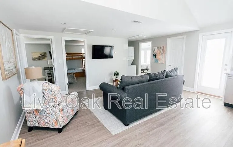 402 33rd St — Photo 3