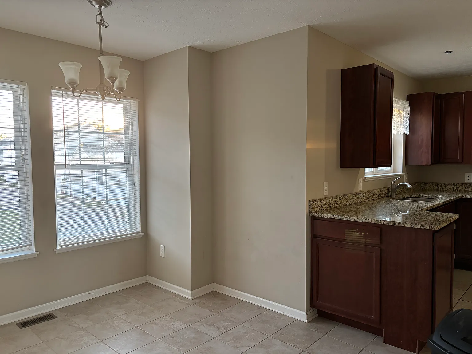 3 bed, 2.5 bath, 2220 sqft, $2,600 — Photo 2