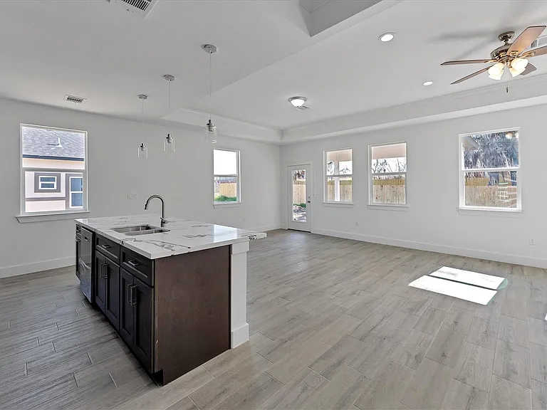 939 Lake View Dr — Photo 16