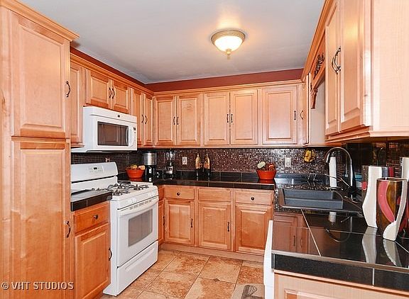 3rd image of 23 S Willow Ln