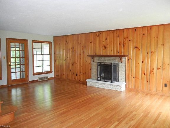 3rd image of 6383 Valley Pkwy