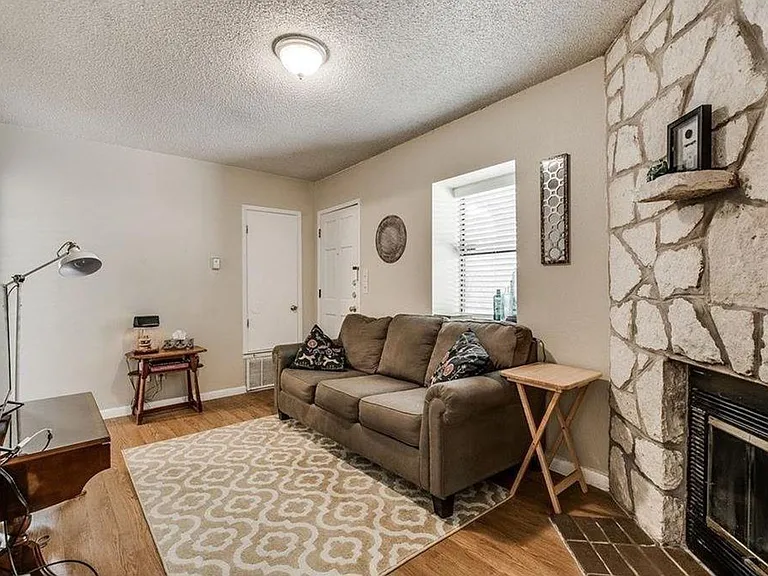 404 Franklin Blvd #B — Photo 6