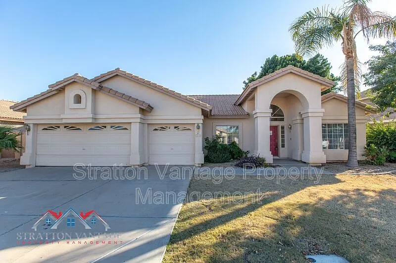 4 bed, 2.5 bath, 2400 sqft, $2,700 — Photo 2