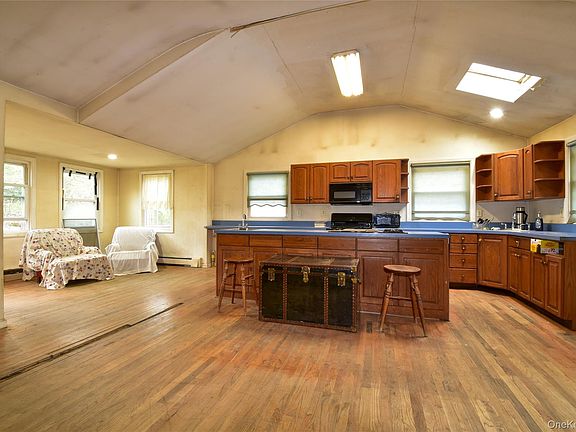 4th image of 149 Miller Place Road