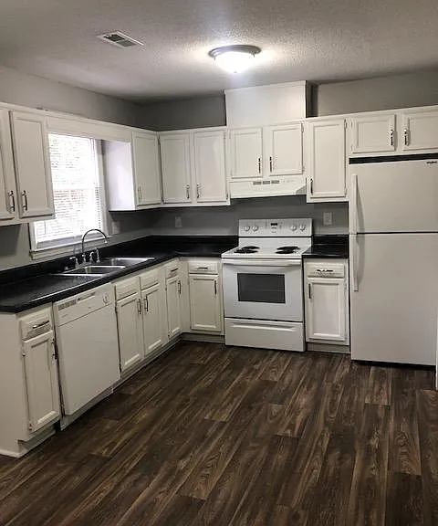 4411 Graceland Ct — Photo 2