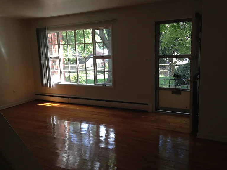 323-349 E Walnut St — Photo 17