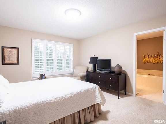 3rd image of 5200 N Knoxville Ave #5200