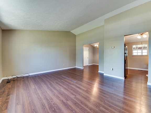 4th image of 1625 Summerhill Dr