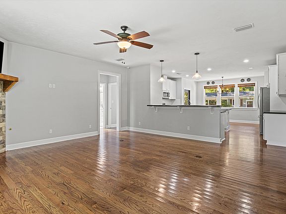 5th image of 150 Edgewood Dr