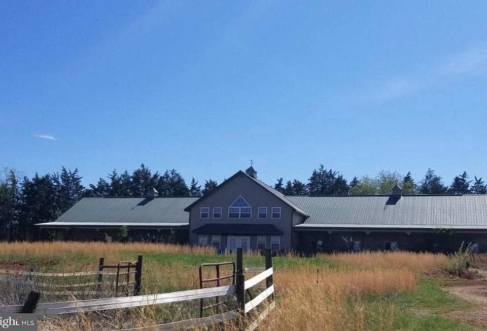 20 Stall barn with tack room/office, feed room