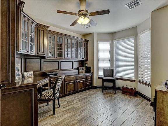 5th image of 2209 W Earl Dr
