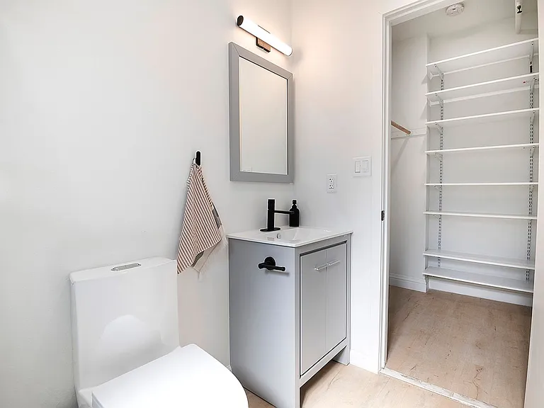 8th Street Studios Near Downtown Los Angeles Move-In Special — Photo 49