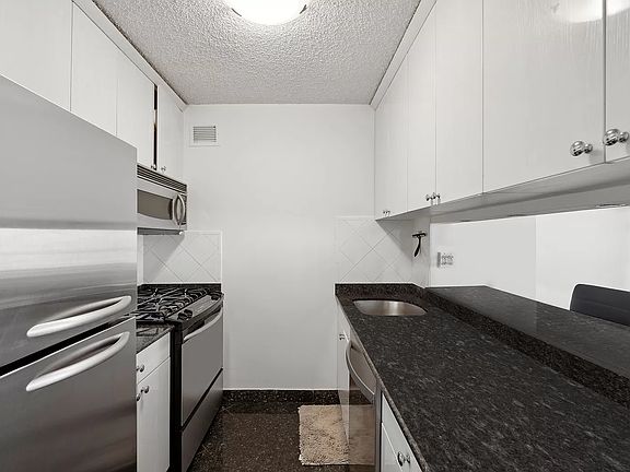 3rd image of 30 W 61st St APT 16E
