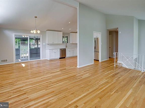 5th image of 5022 Gainsborough Dr
