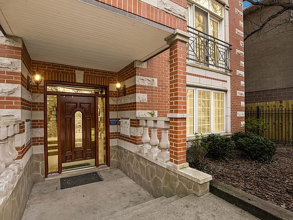 2nd image of 2047 W Morse Ave #4E