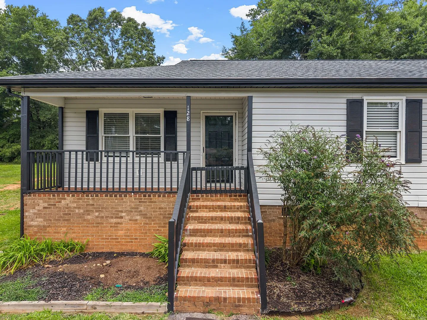 Freshly renovated 2 bed 2 bath home-$500 off first month rent!! — Photo 1
