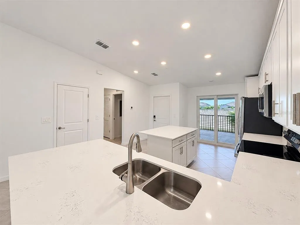 2 bed, 2.0 bath, 1355 sqft, $2,350 — Photo 4