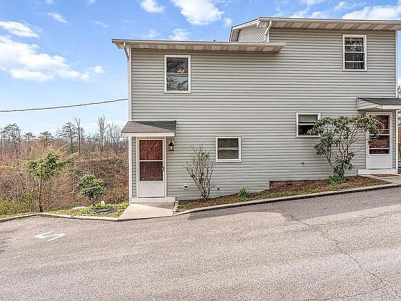 2nd image of 1612 Paulas Huskey Cir