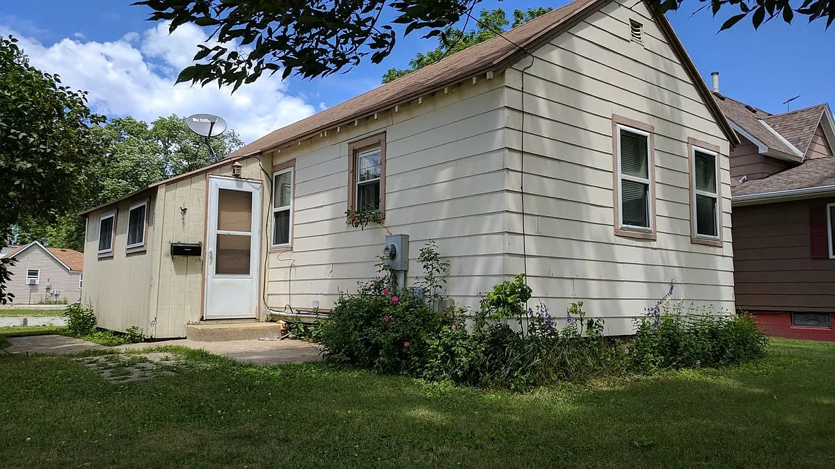 2 bed, 1.0 bath, 1060 sqft, $1,250 — Photo 1