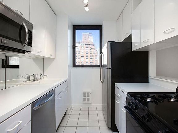 4th image of 255 E 49th St APT 10B