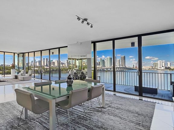 2nd image of 1000 Venetian Way #704