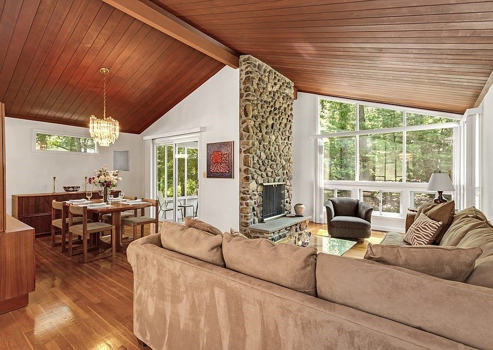 1st image of 32 Spring Ln