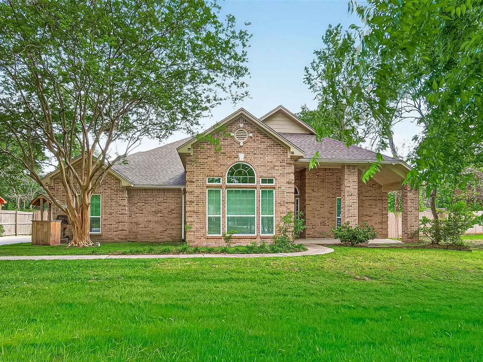 4 bed, 2.0 bath, 2120 sqft, $2,700 — Photo 1