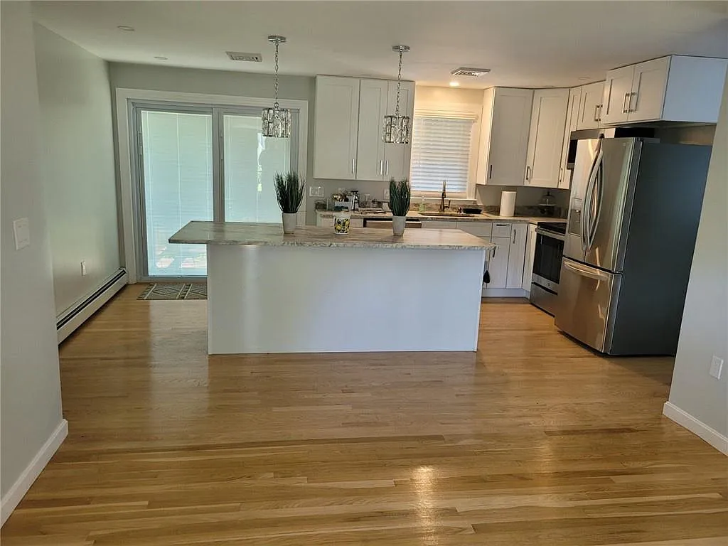 3 bed, 1056 sqft, $3,200 — Photo 3