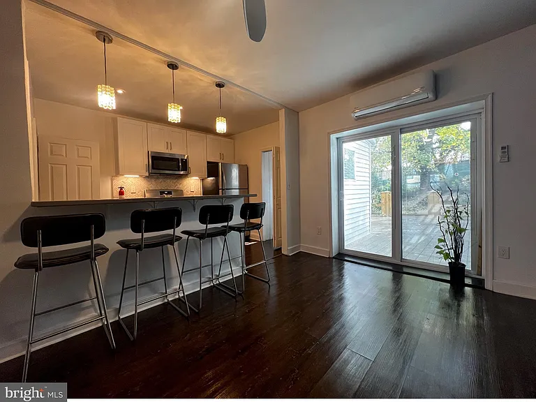 248 E Queen Ln — Photo 5