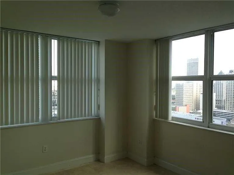31 SE 5th St — Photo 11