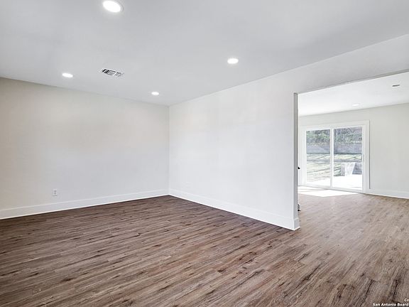 5th image of 706 Oban Dr