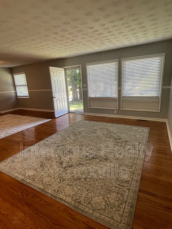 3 bed, 2.0 bath, 1350 sqft, $1,950 — Photo 3