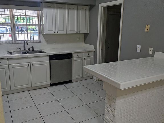2nd image of 664 W Melrose Cir