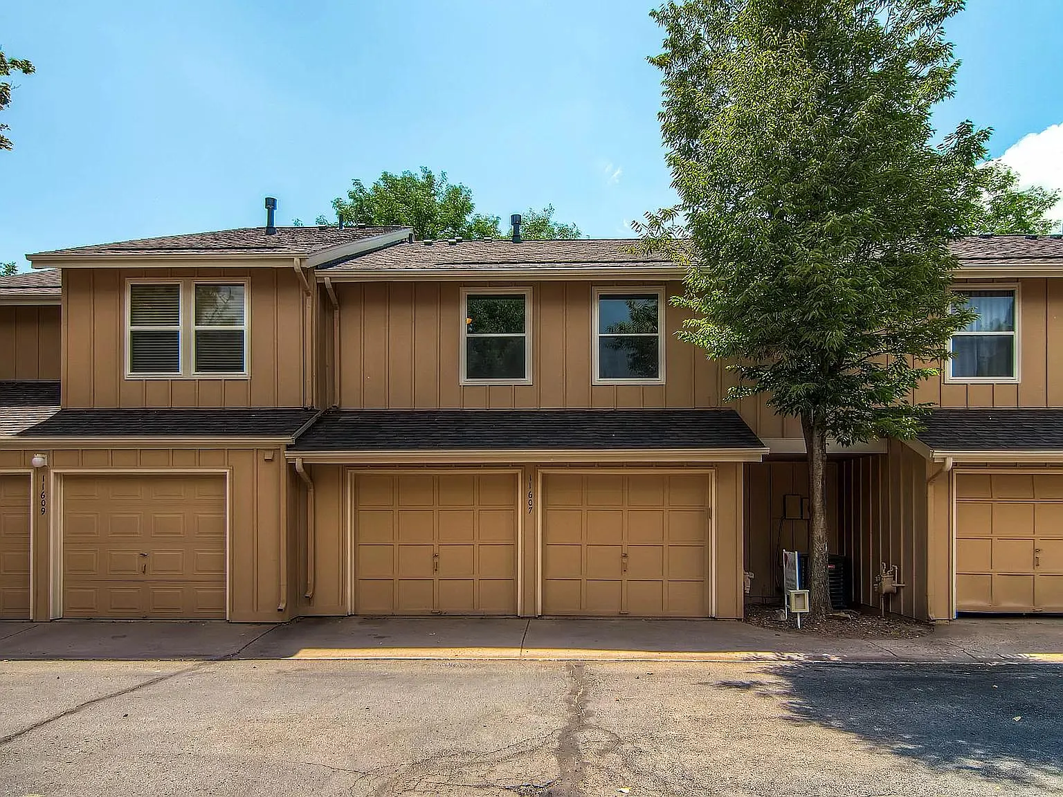 3 bed, 2.5 bath, 2181 sqft, $2,675 — Photo 2