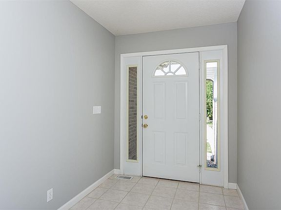 5th image of 132 Kingsbrooke Blvd