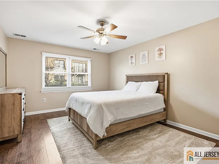 609 N Oaks Blvd — Photo 10