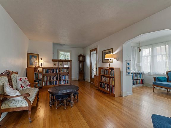 5th image of 1117 Foster St