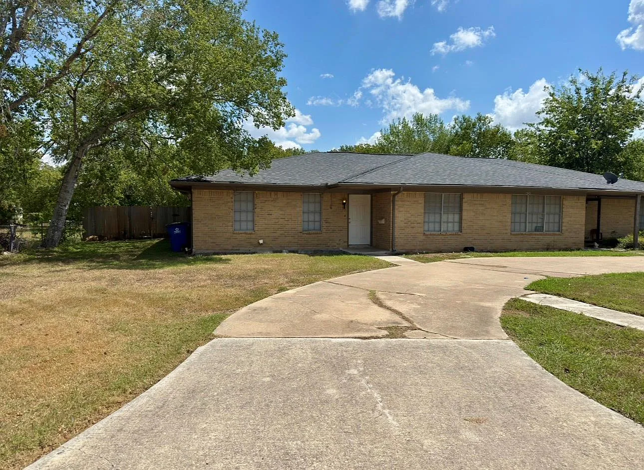 2 bed, 1.0 bath, 825 sqft, $1,100 — Photo 2
