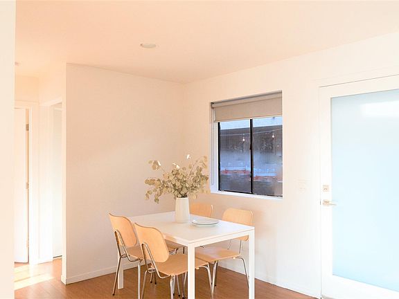 2nd image of 2117 Clinton St APT 207