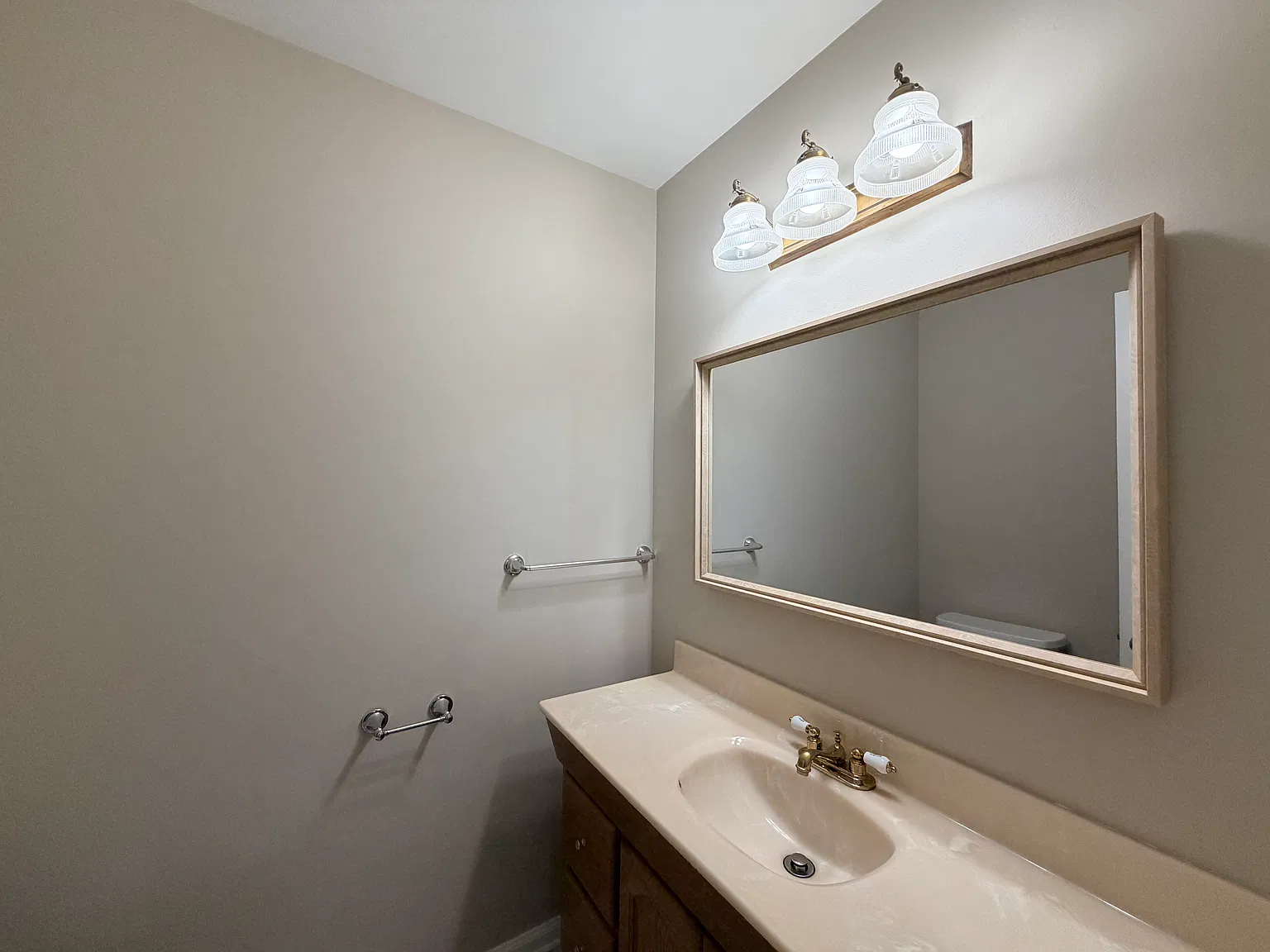 Charming 4-bedroom, 2.5-bath colonial in Columbia — Photo 2
