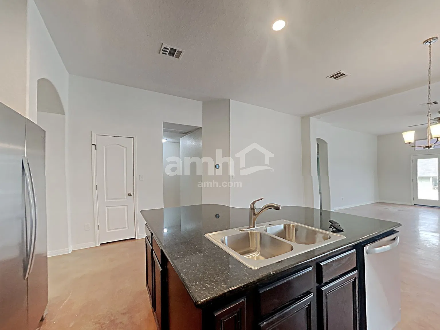 4 bed, 2.0 bath, 2250 sqft, $2,100 — Photo 3