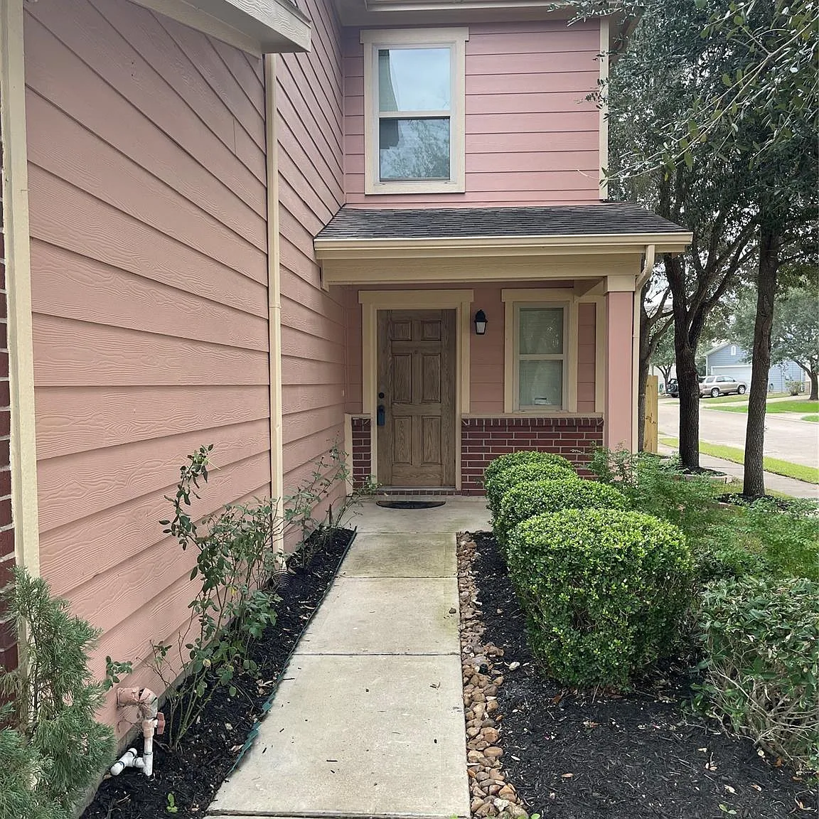 3 bed, 2.5 bath, 2281 sqft, $2,400 — Photo 2